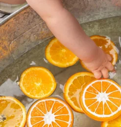 Clementino the orange / sinaasappel van Oli & Carol babybadspeeltje