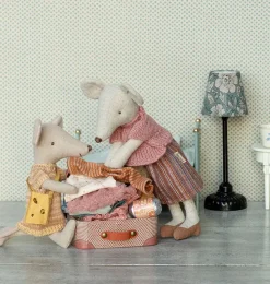 Maileg gebreide jurk met kaastas big sister muis + een metalen koffertje