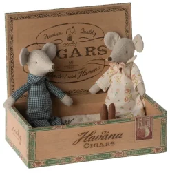 Maileg opa en oma muis in een sigarendoos