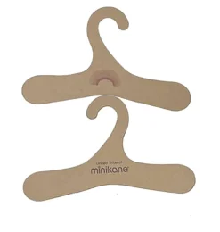 Minikane tien kartonnen kledinghangers met Minikane logo