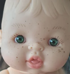 Paola Reina Gordi meisje met wenkbrouwen en heel veel sproetjes